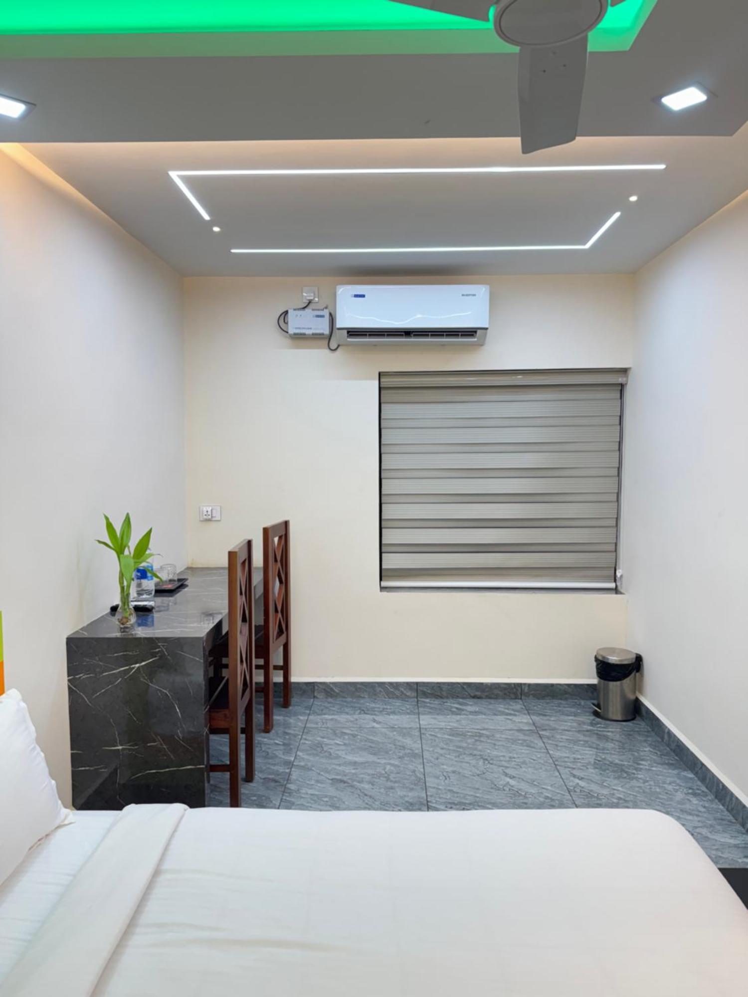 Hotel Krishnakripa Premium Residency à Kochi Extérieur photo